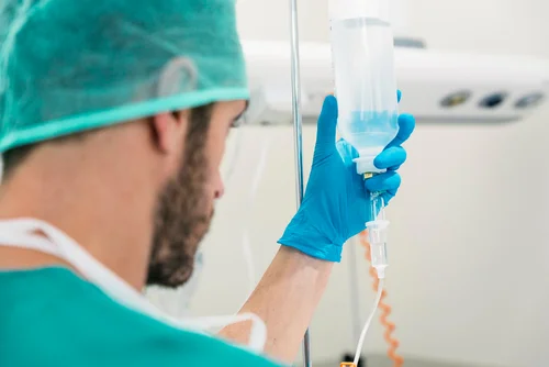 врач устанавливает капельницу преднизолона