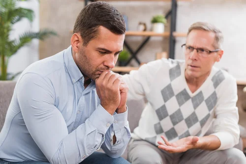 мужчина на приеме у врача-психотерапевта