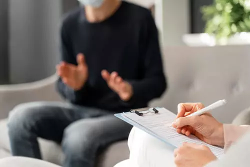 мужчина на консультации у психолога